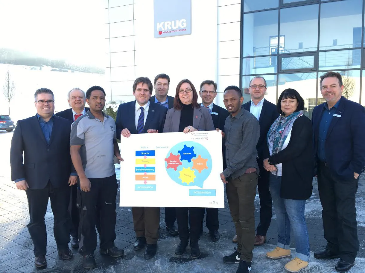 Akteure und Verantwortliche des Projekts „VOICE“ sind mit der ersten Bilanz zufrieden. Seit dem Start von „VOICE“ wurden 259 Geflüchtete erfolgreich in den Arbeitsmarkt integriert, das entspricht bei 1.437 Antragstellern im KreisJobCenter (KJC) einer Quote von 18 Prozent. Zum Vergleich: Deutschlandweit haben von 400.000 arbeitssuchenden Flüchtlingen zehn Prozent einen Job bekommen. Foto: Landkreis Marburg-Biedenkopf